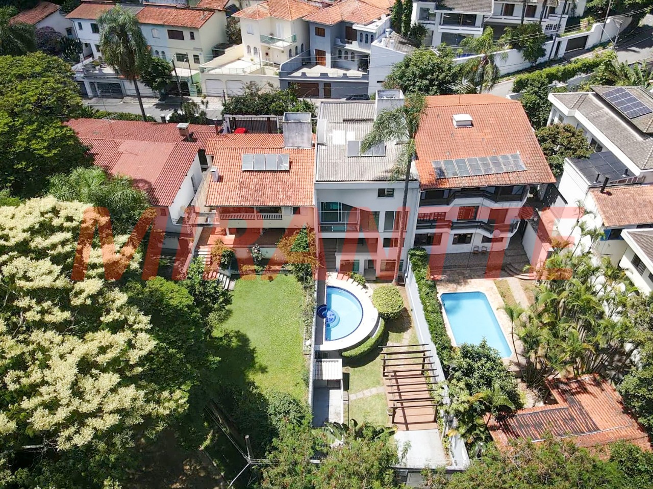 Sobrado de 361m² com 3 quartos em Barro Branco
