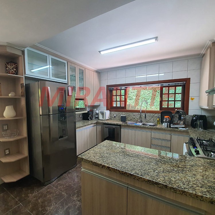 Sobrado de 450m² com 4 quartos em Serra Da Cantareira