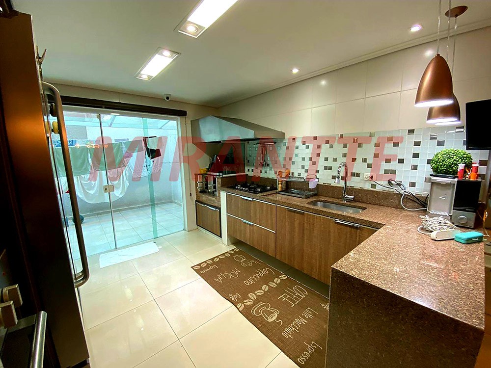 Sobrado de 197m² com 3 quartos em Santa Terezinha
