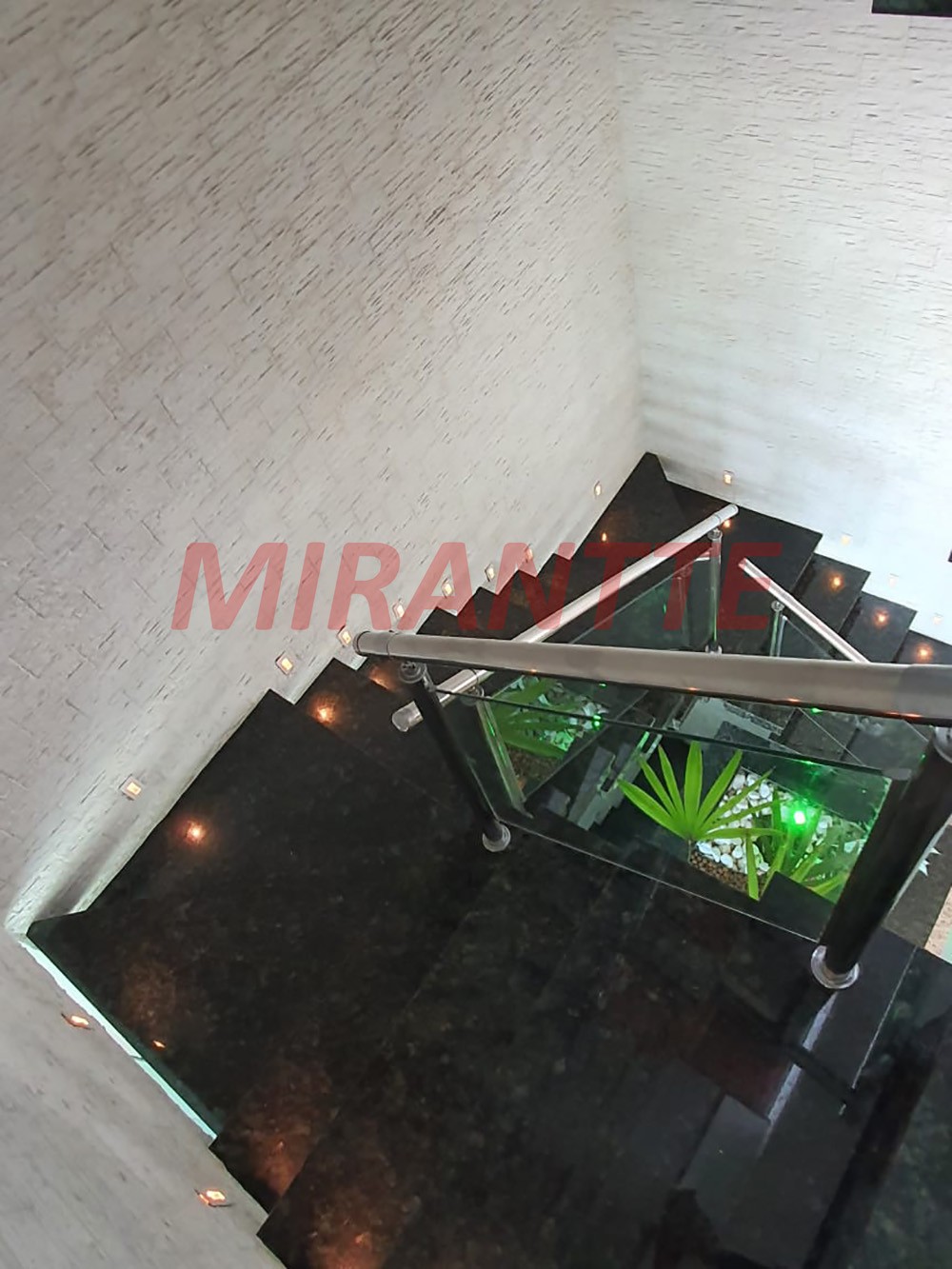 Sobrado de 600m² com 4 quartos em Horto Florestal
