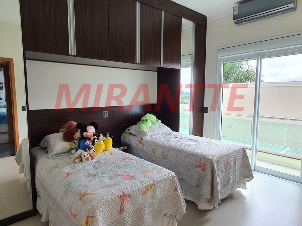 Sobrado de 600m² com 4 quartos em Horto Florestal