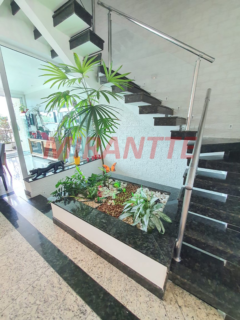 Sobrado de 600m² com 4 quartos em Horto Florestal