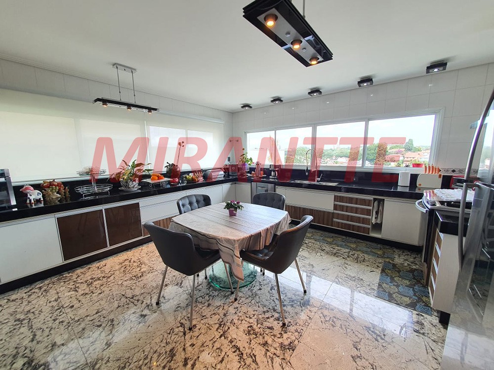Sobrado de 600m² com 4 quartos em Horto Florestal