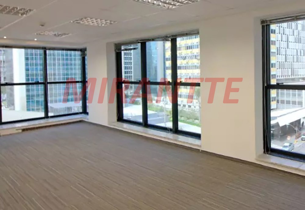Comercial de 832m² em Bela Vista