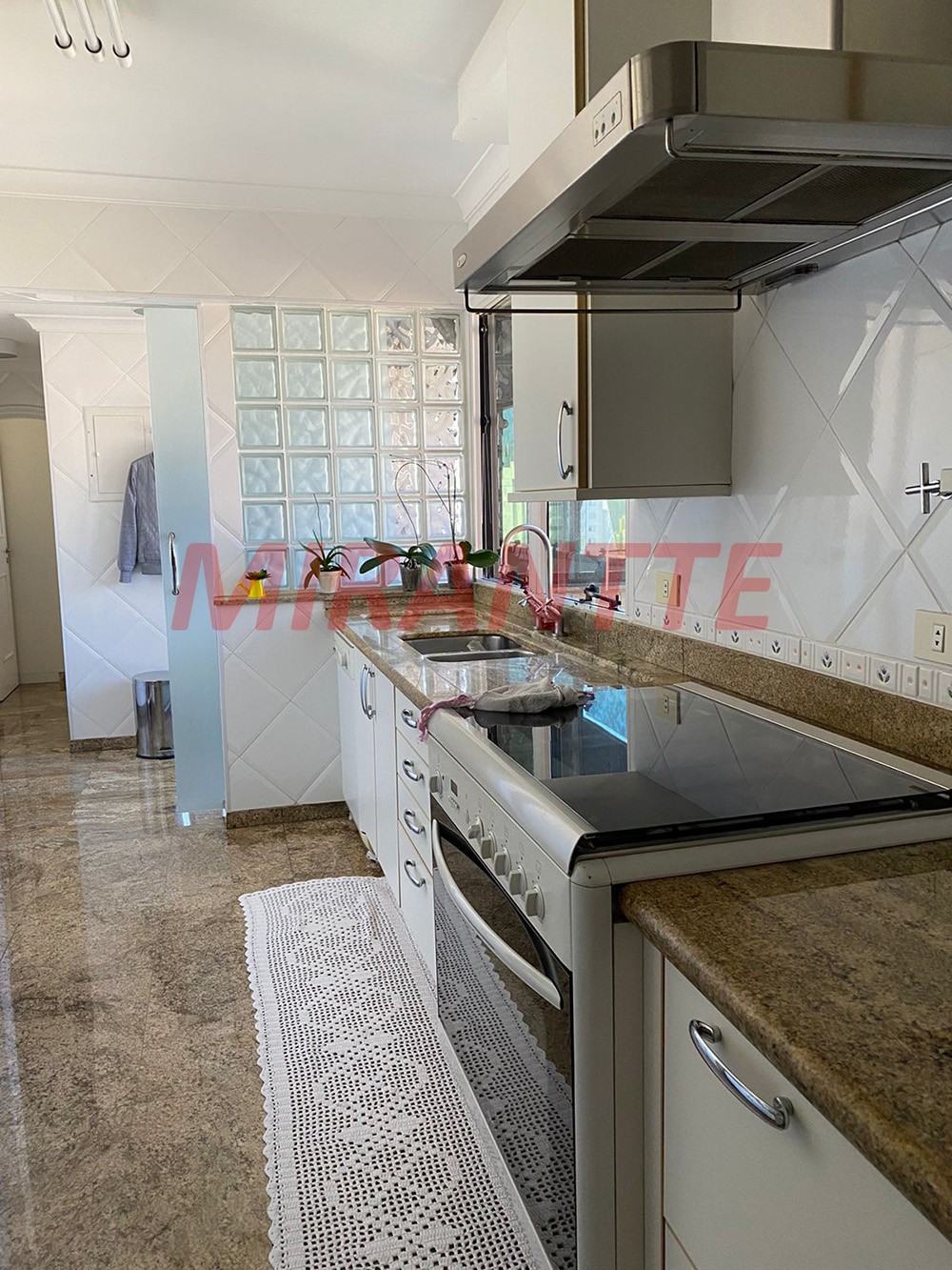 Apartamento de 2.1m² com 4 quartos em Água Fria