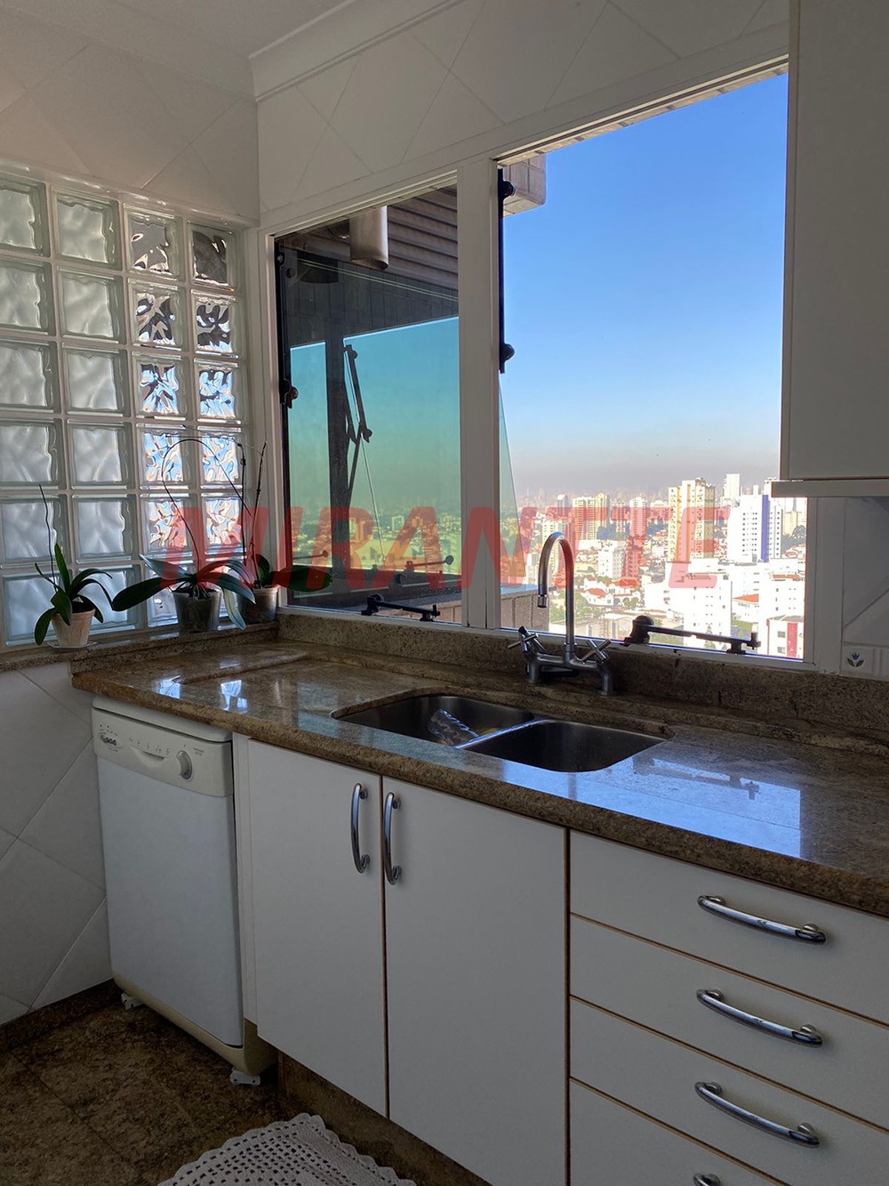 Apartamento de 2.1m² com 4 quartos em Água Fria