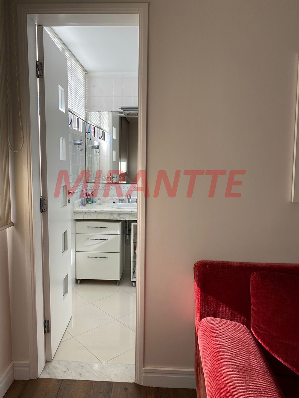 Apartamento de 2.1m² com 4 quartos em Água Fria