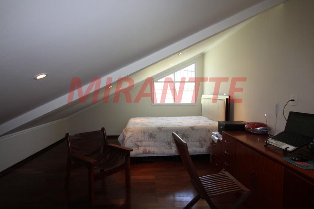 Sobrado de 261m² com 4 quartos em Vila Rio de Janeiro