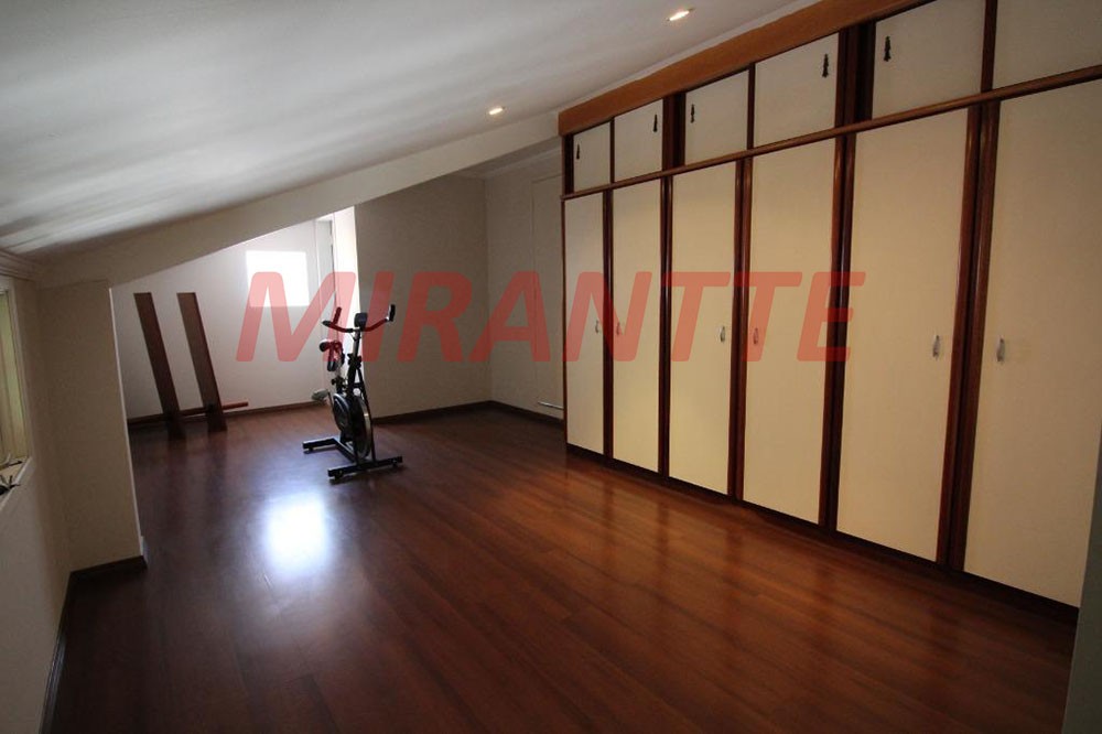 Sobrado de 261m² com 4 quartos em Vila Rio de Janeiro