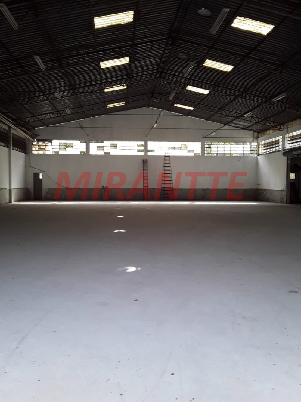 Comercial de 800m² em Jardim Peri