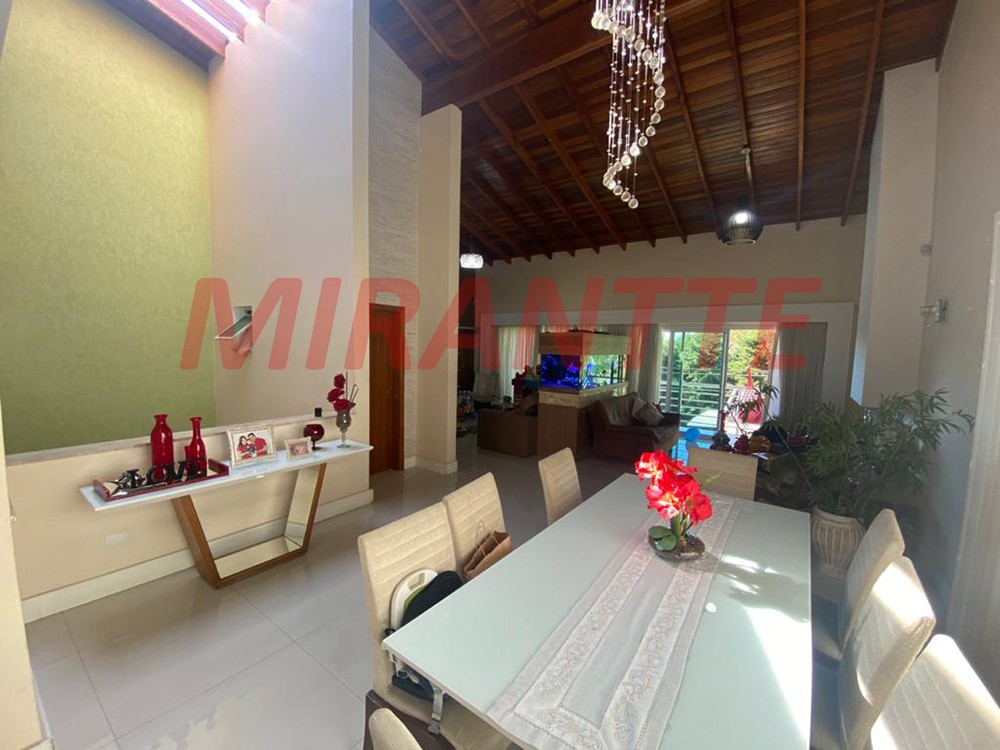 Sobrado de 550m² com 3 quartos em Jardim Guapíra