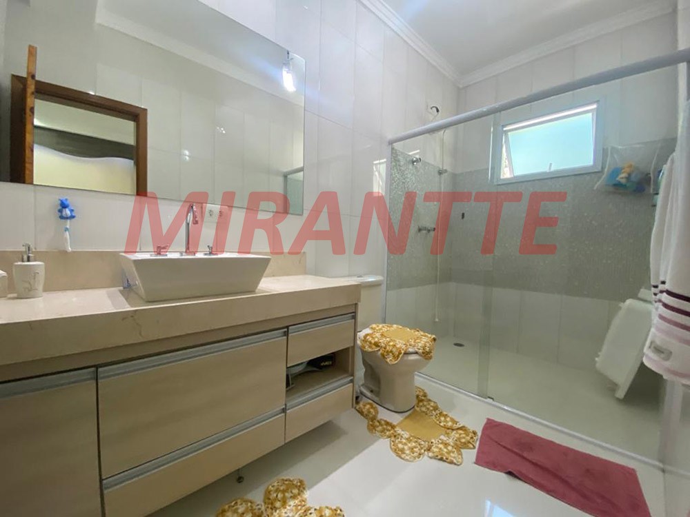 Sobrado de 550m² com 3 quartos em Jardim Guapíra