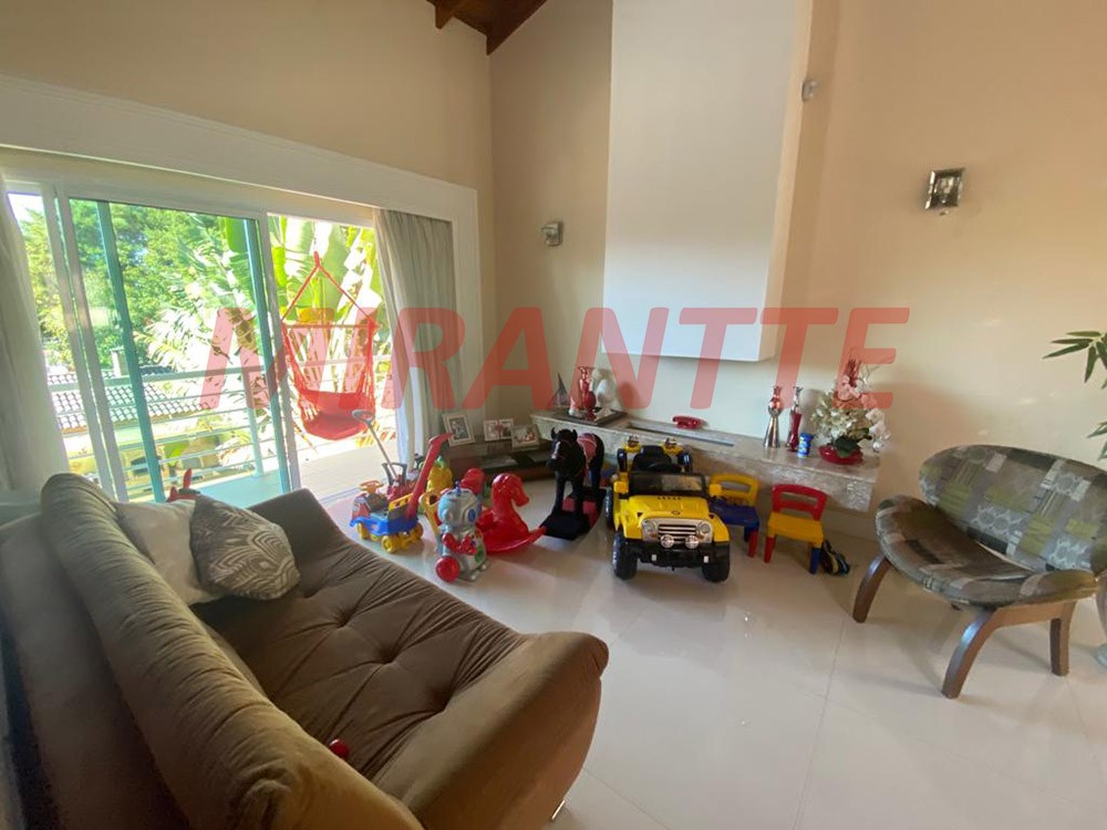 Sobrado de 550m² com 3 quartos em Jardim Guapíra