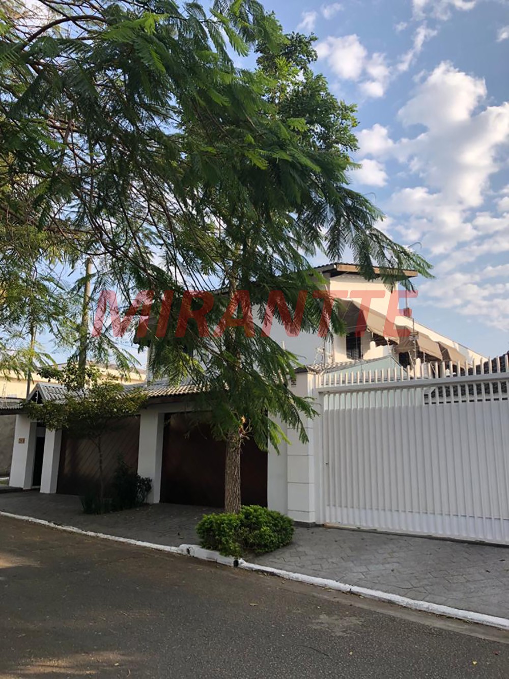 Sobrado de 422m² com 5 quartos em Tremembe