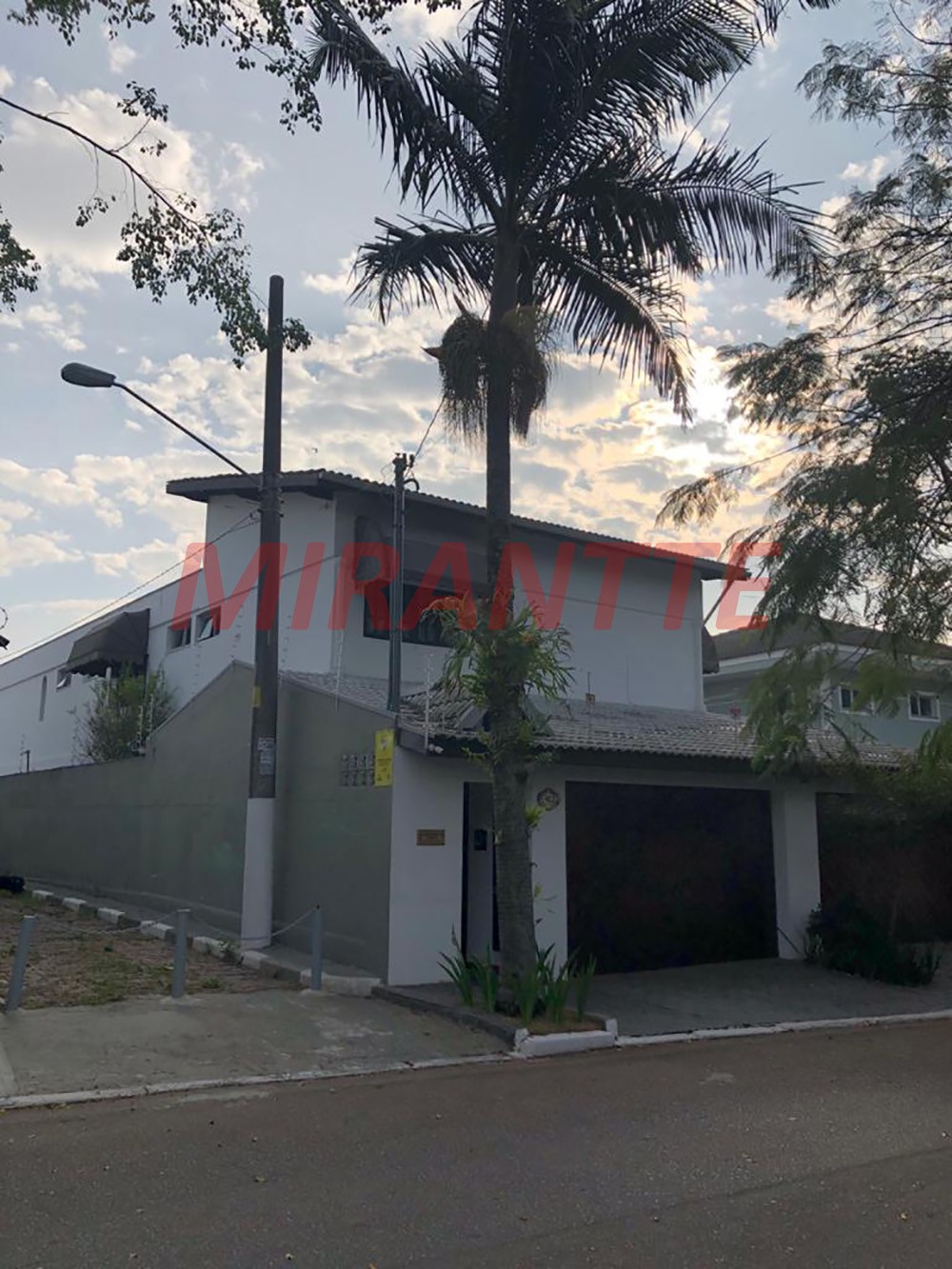 Sobrado de 422m² com 5 quartos em Tremembe