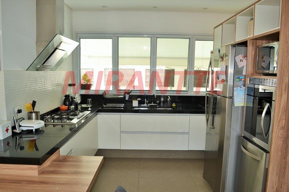 Sobrado de 380m² com 4 quartos em Alphaville