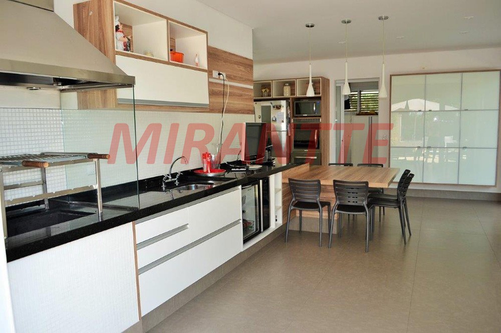 Sobrado de 380m² com 4 quartos em Alphaville