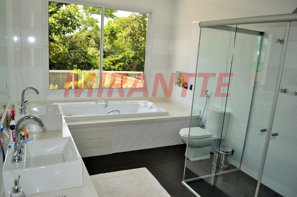 Sobrado de 380m² com 4 quartos em Alphaville