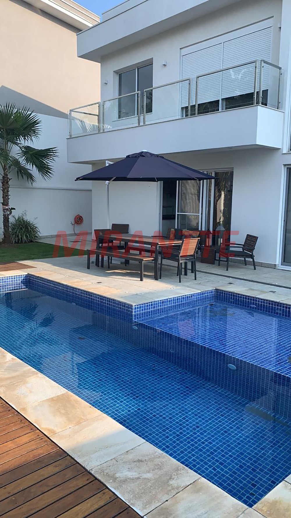Sobrado de 380m² com 4 quartos em Alphaville