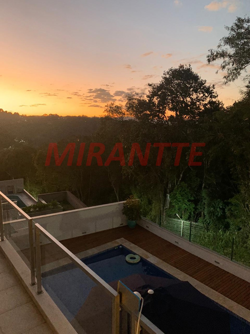 Sobrado de 380m² com 4 quartos em Alphaville