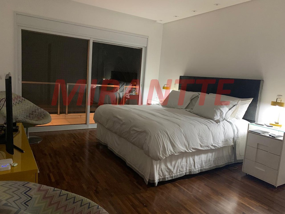 Sobrado de 380m² com 4 quartos em Alphaville