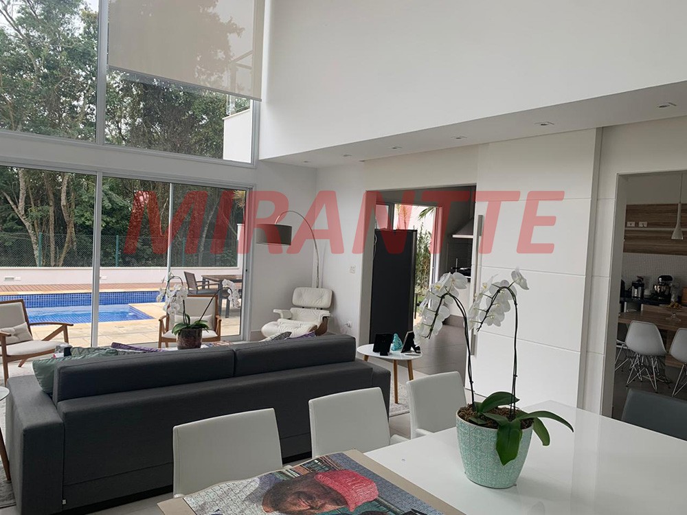 Sobrado de 380m² com 4 quartos em Alphaville