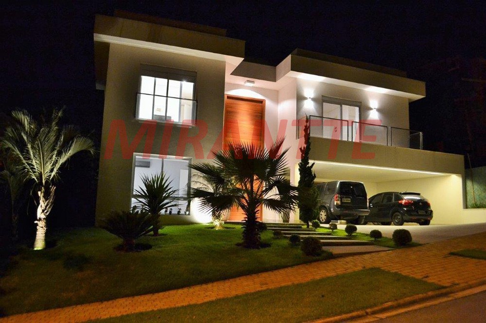 Sobrado de 380m² com 4 quartos em Alphaville
