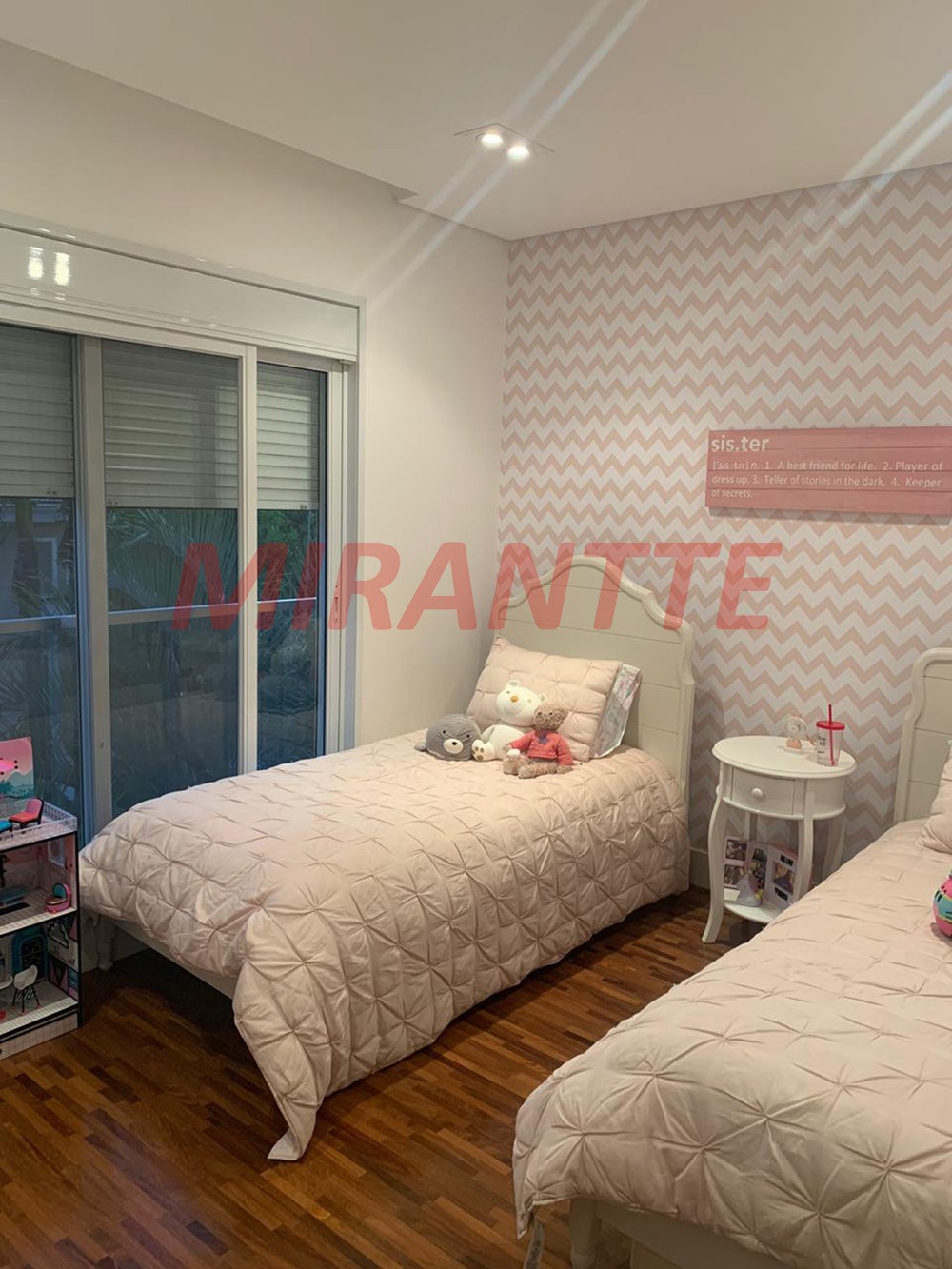 Sobrado de 380m² com 4 quartos em Alphaville