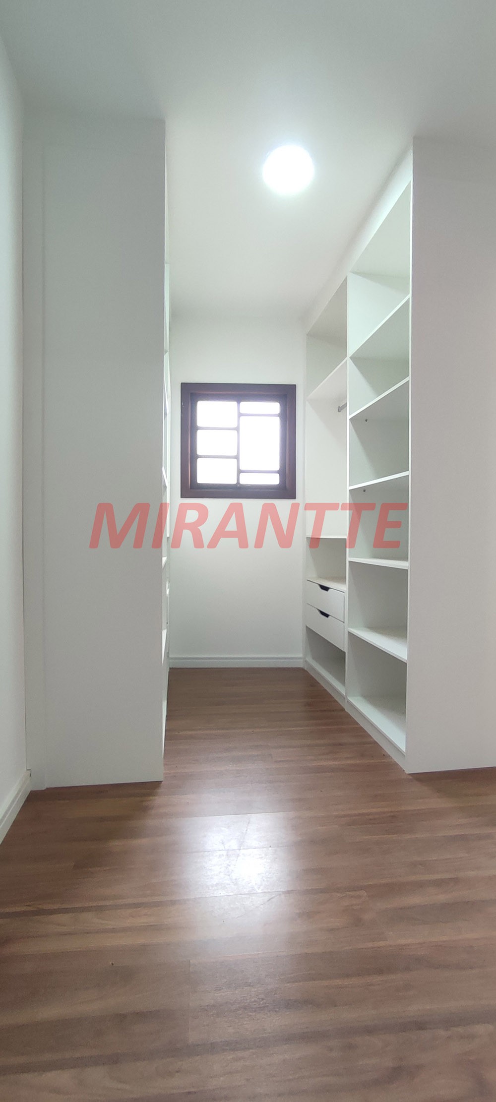 Sobrado de 265m² com 4 quartos em Horto Florestal