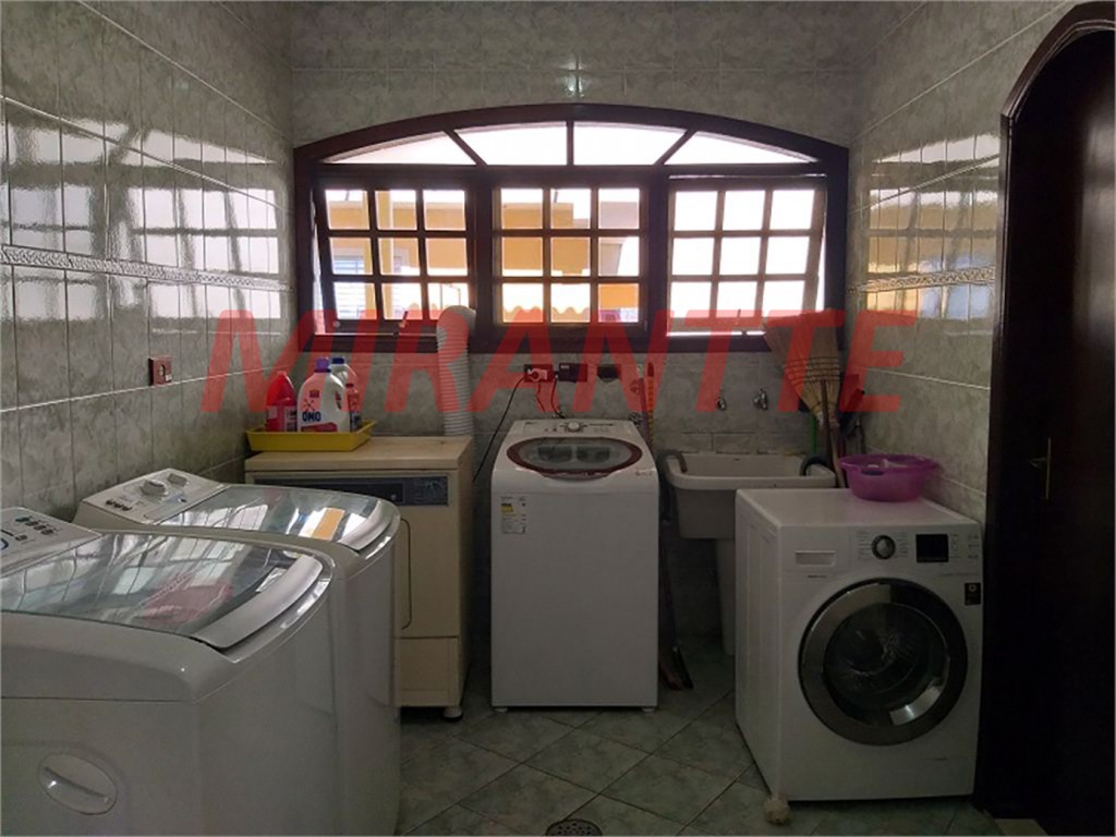 Sobrado de 915m² com 6 quartos em Serra Da Cantareira