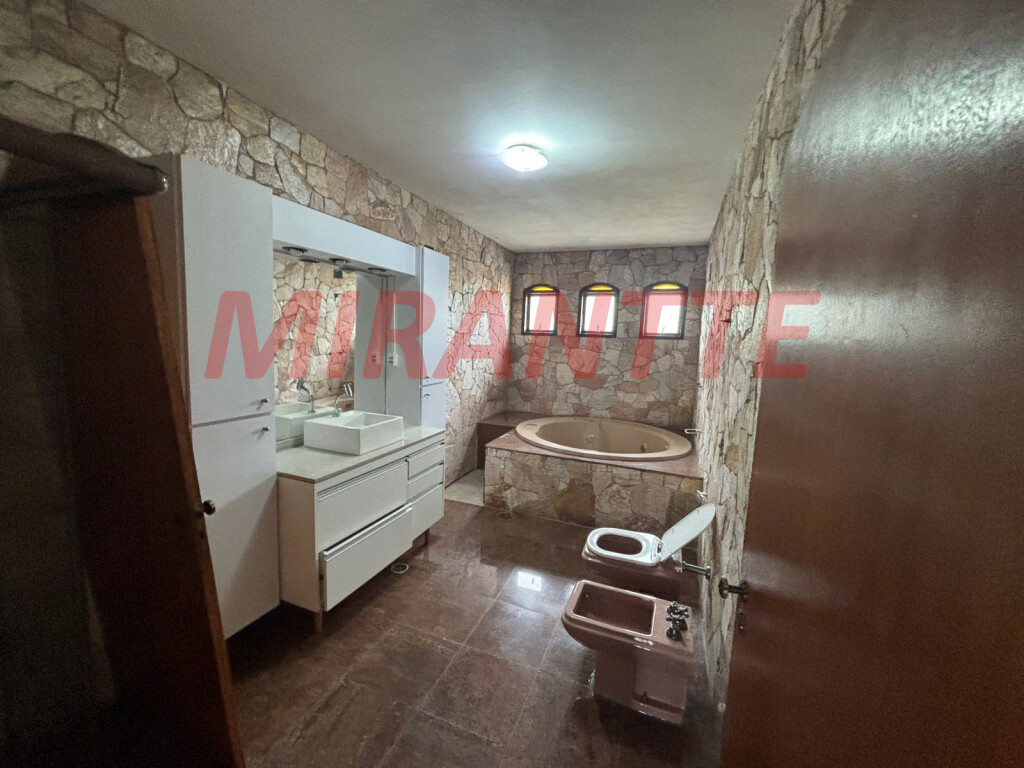 Cond. fechado de 1250m² com 15 quartos em Serra Da Cantareira