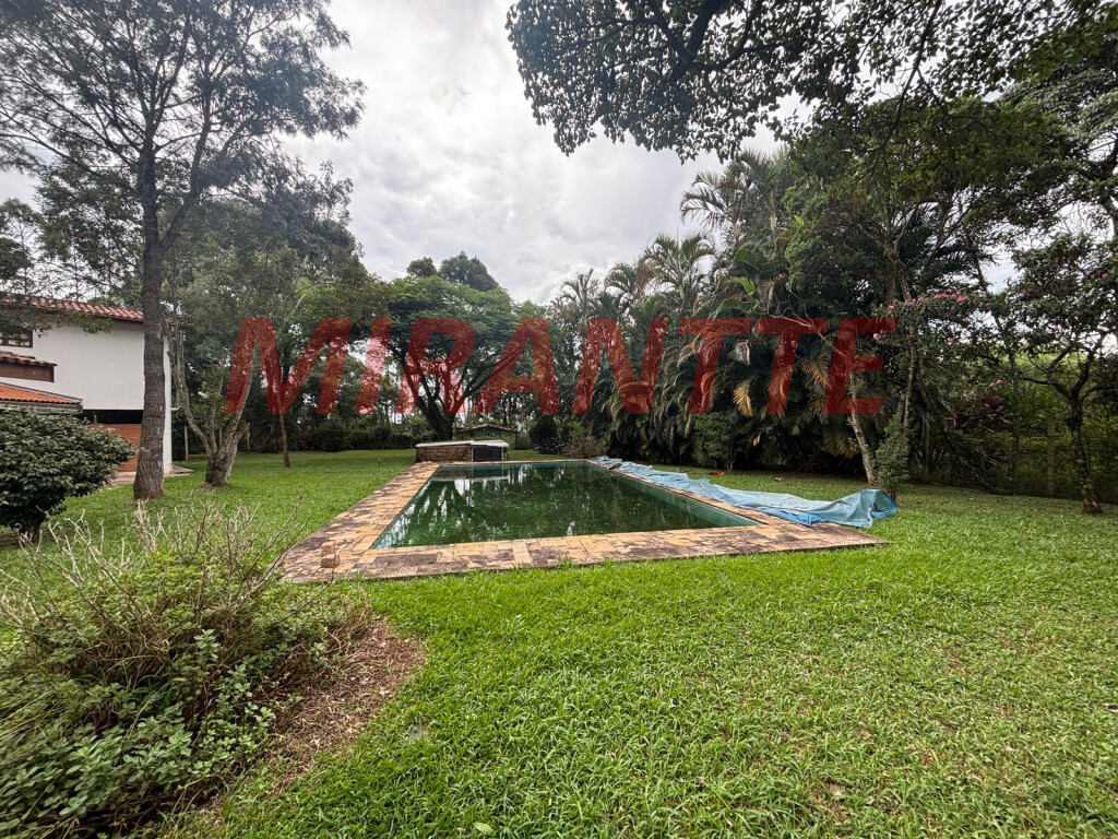Cond. fechado de 1250m² com 15 quartos em Serra Da Cantareira