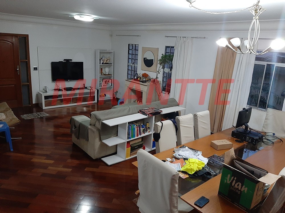Sobrado de 370m² com 3 quartos em Jardim Peri