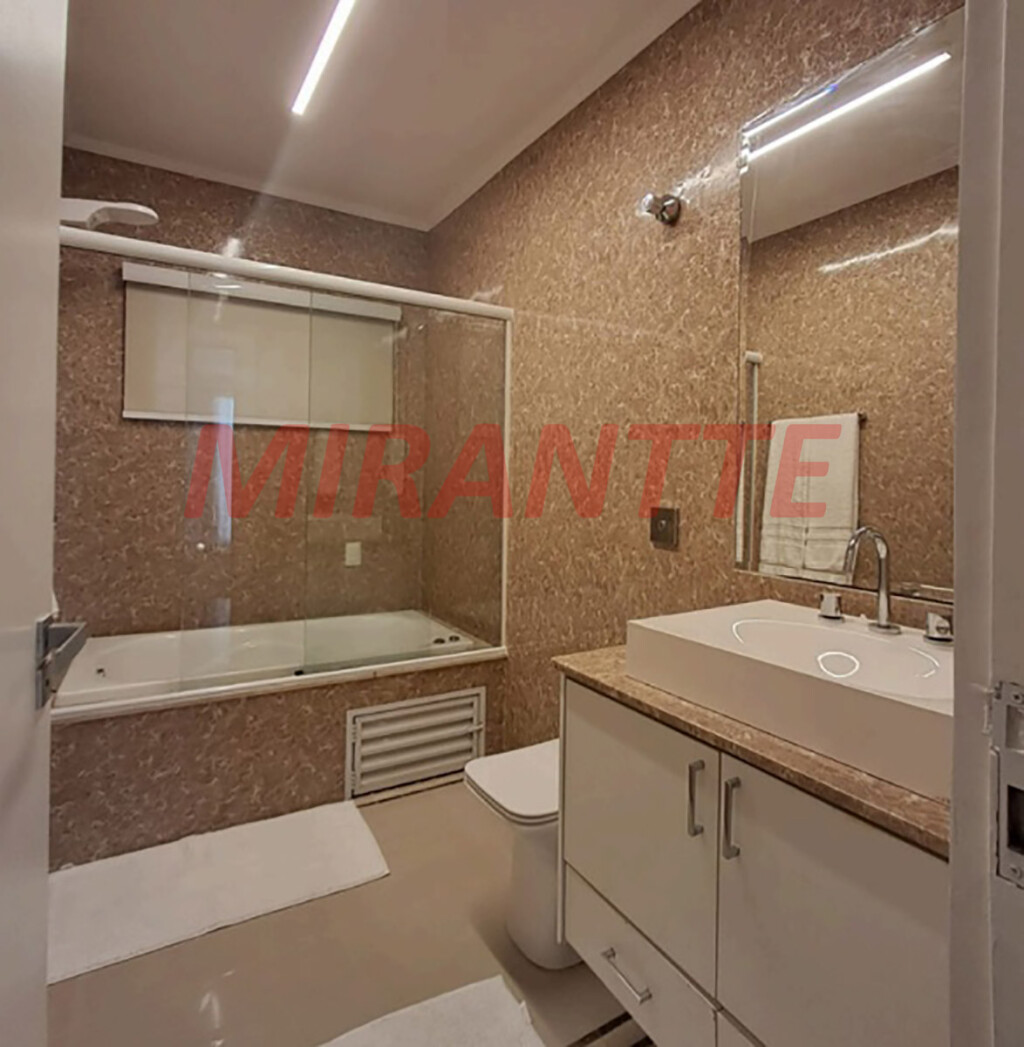 Sobrado de 332m² com 3 quartos em Vila Galvão