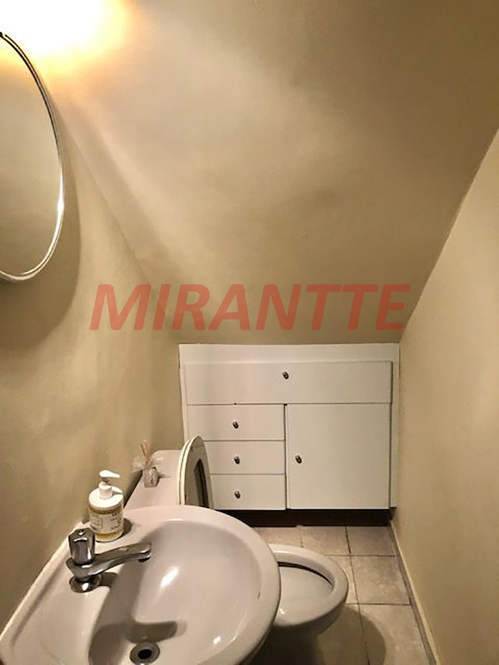 Sobrado com 3 quartos em Chora Menino