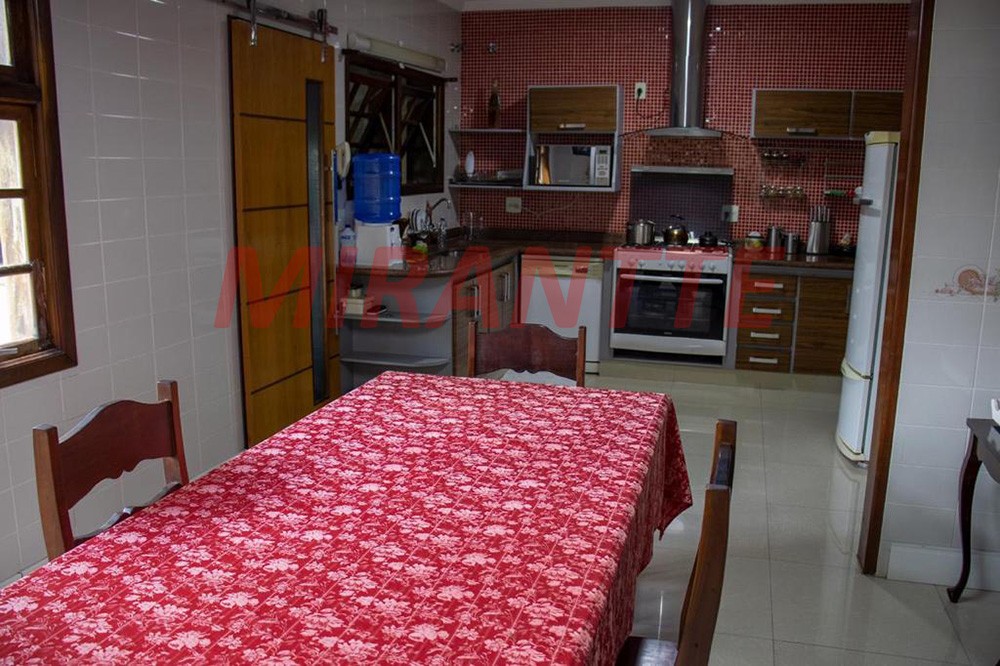 Sobrado de 1994m² com 3 quartos em Vila Rosaria