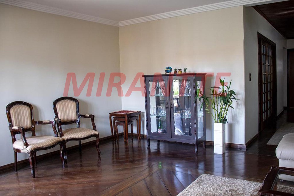 Sobrado de 1994m² com 3 quartos em Vila Rosaria