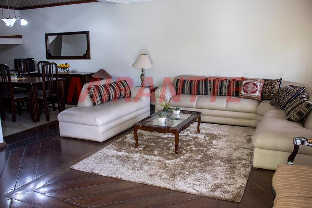 Sobrado de 1994m² com 3 quartos em Vila Rosaria