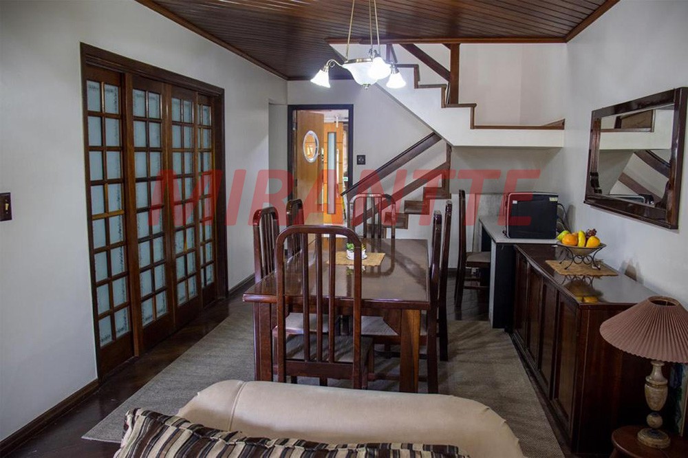 Sobrado de 1994m² com 3 quartos em Vila Rosaria