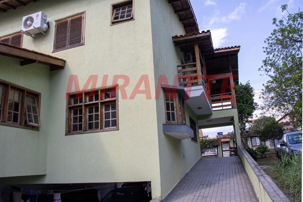 Sobrado de 1994m² com 3 quartos em Vila Rosaria