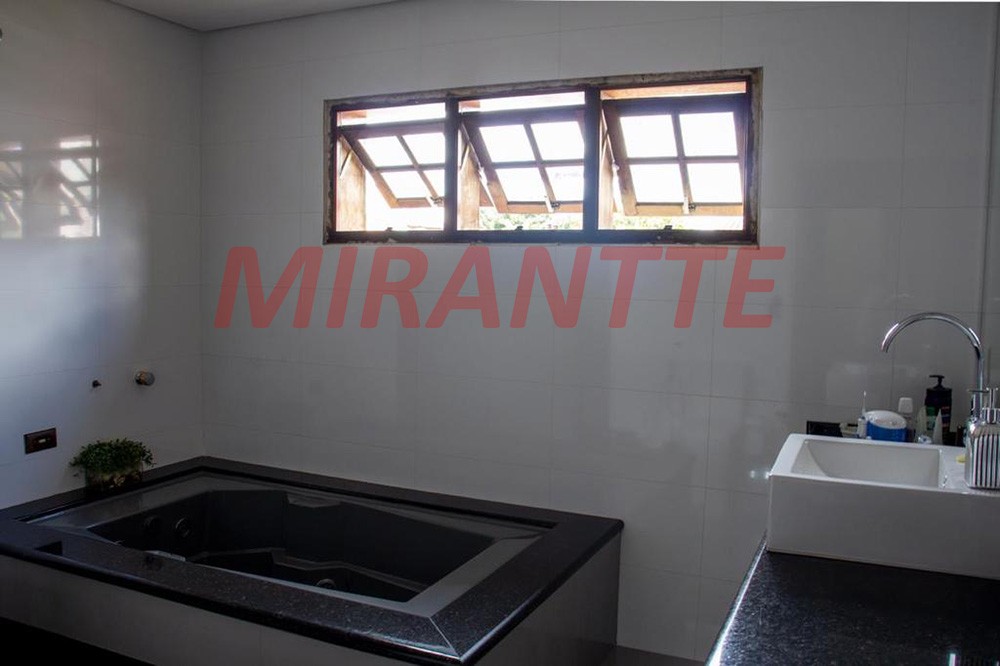 Sobrado de 1994m² com 3 quartos em Vila Rosaria