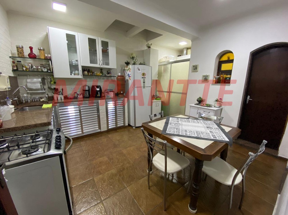 Sobrado de 170m² com 4 quartos em Água Fria