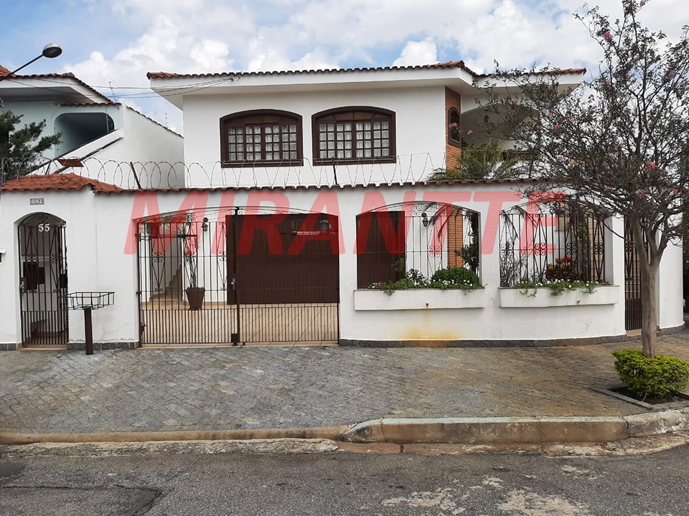 Sobrado de 450m² com 3 quartos em Barro Branco