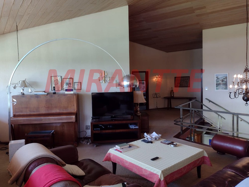 Sobrado de 620m² com 5 quartos em Serra Da Cantareira