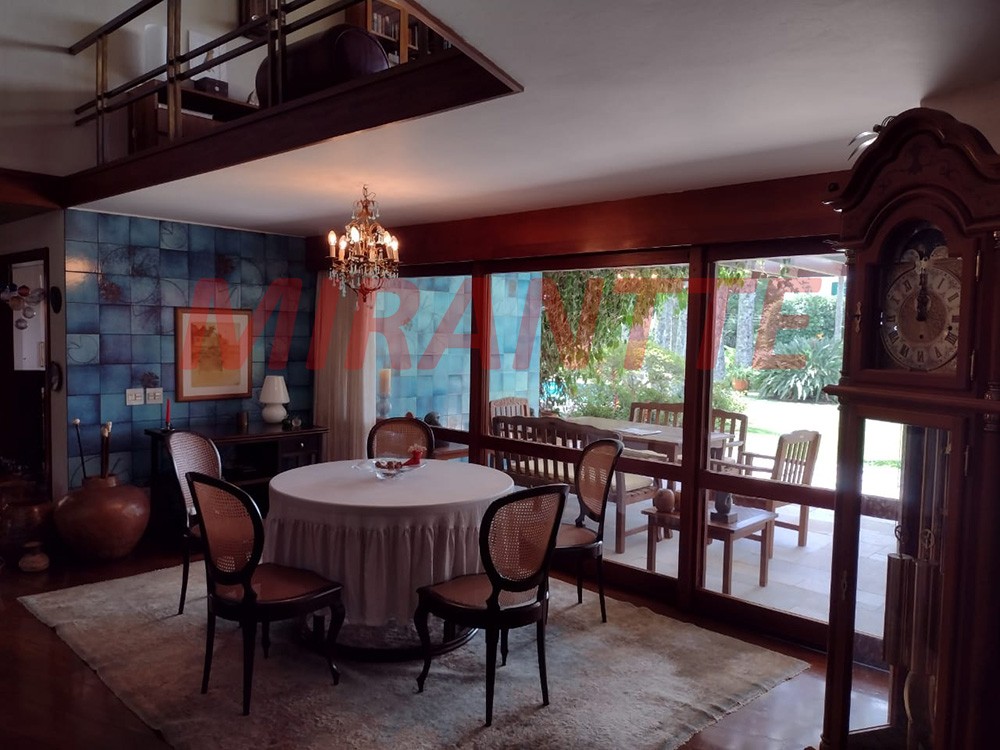 Sobrado de 620m² com 5 quartos em Serra Da Cantareira