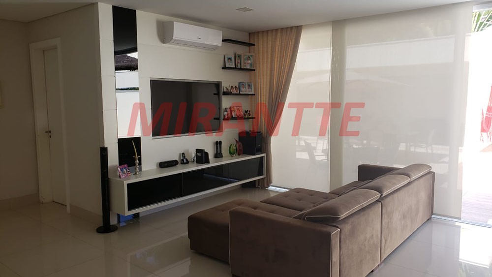 Sobrado de 360m² com 4 quartos em Alphaville