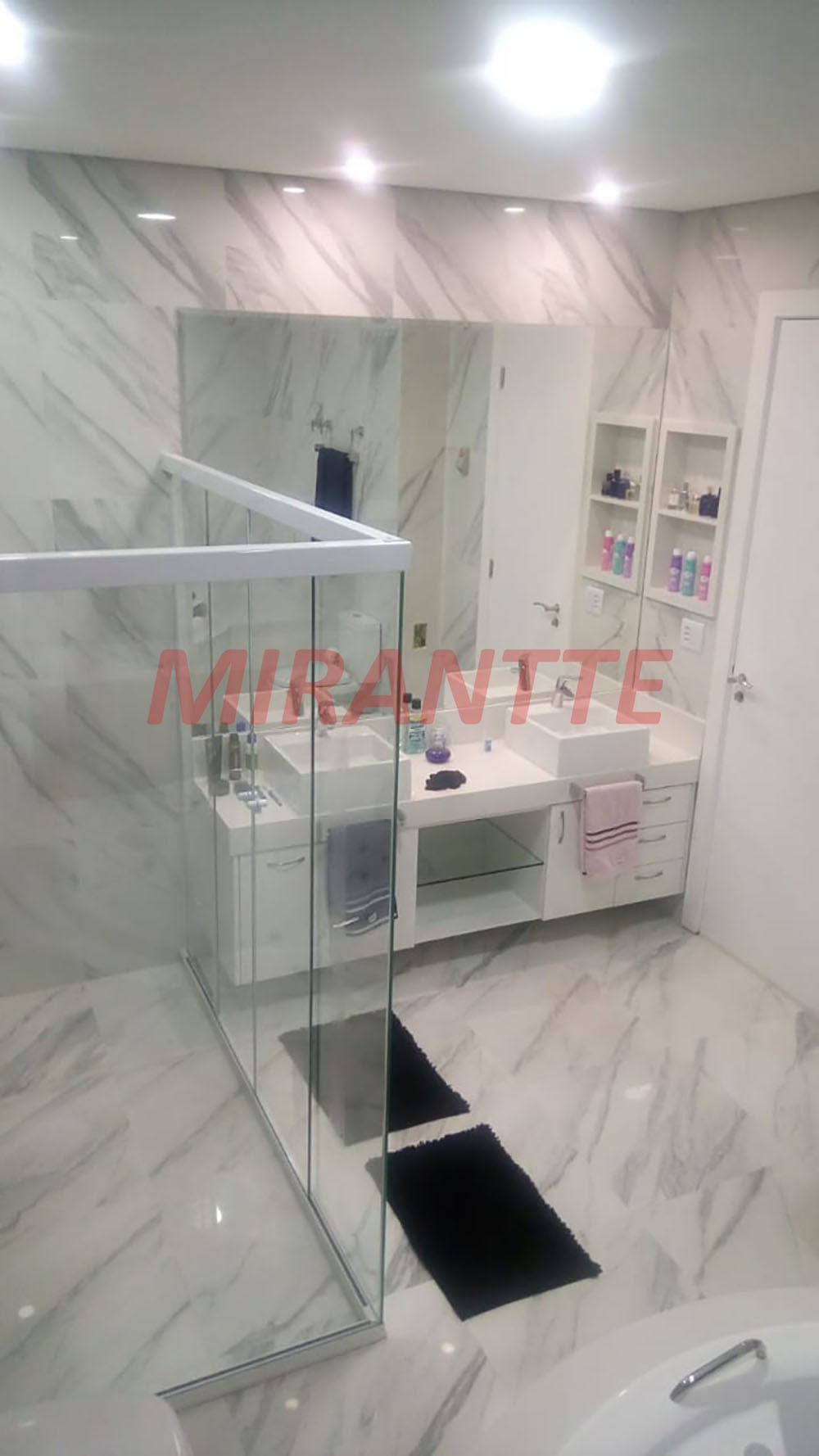 Sobrado de 360m² com 4 quartos em Alphaville
