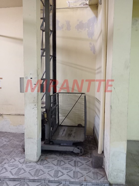 Sobrado de 930m² com 4 quartos em Vila Cavaton