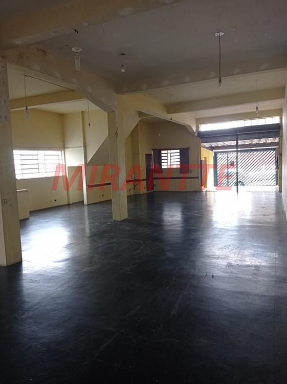 Sobrado de 930m² com 4 quartos em Vila Cavaton