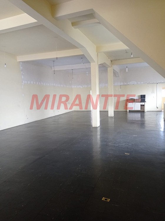 Sobrado de 930m² com 4 quartos em Vila Cavaton